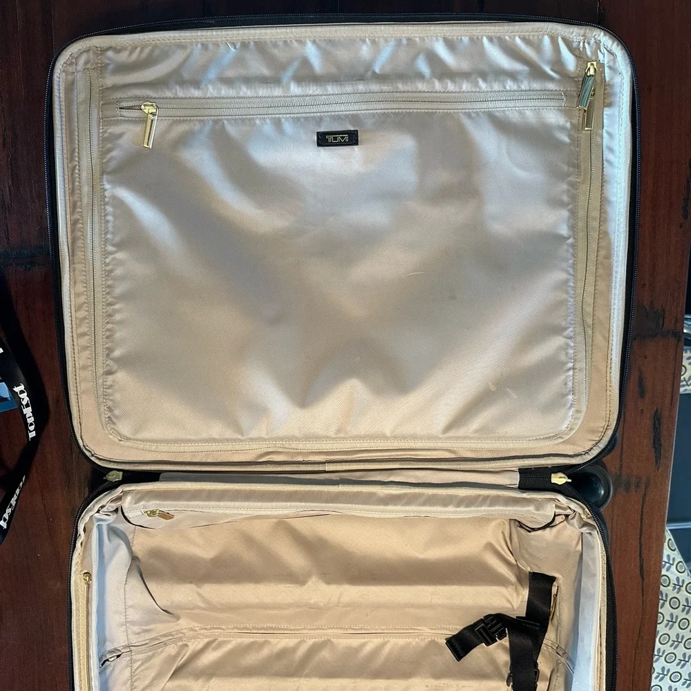 Tumi Larkin Sophie Continental Expandable 4-Wheeled Carry-On